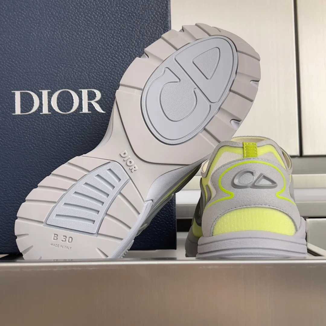[DIOR] P: 560💰 Men's 39-44 (customized at 45.46) Dior Dior B30 series Countdown technology sneakers casual dad shoes This B30 Countdown technology sneaker is a new product in the 2026 spring men's wear series. The sports silhouette combines high-end logos and technological performance, making it unique. Lightweight and comfortable, it's inspired by modern running and crafted from materials like white and gray N30 nylon, a breathable technical fabric with multiple layers of translucence. Decorated with navy blue injection molded rubber panels and a graphic reinterpretation of the CD30 logo to enhance the style. Rubber Dior B30 and CD30 logos on the tongue and backside. The textured-effect sole is made from elastic rubber and foam and features classic details for ideal comfort. Can be matched with sportswear and casual outfits to create a sophisticated look. Exquisite packaging at the delivery counter 🛍📦 ▪️Fabric: original customized technical fabric + mesh ▪️Inner lining: customized breathable lining ▪️Outsole: original molded IP foam + TPU outsole ▪️Insole thickness: 3.5CM